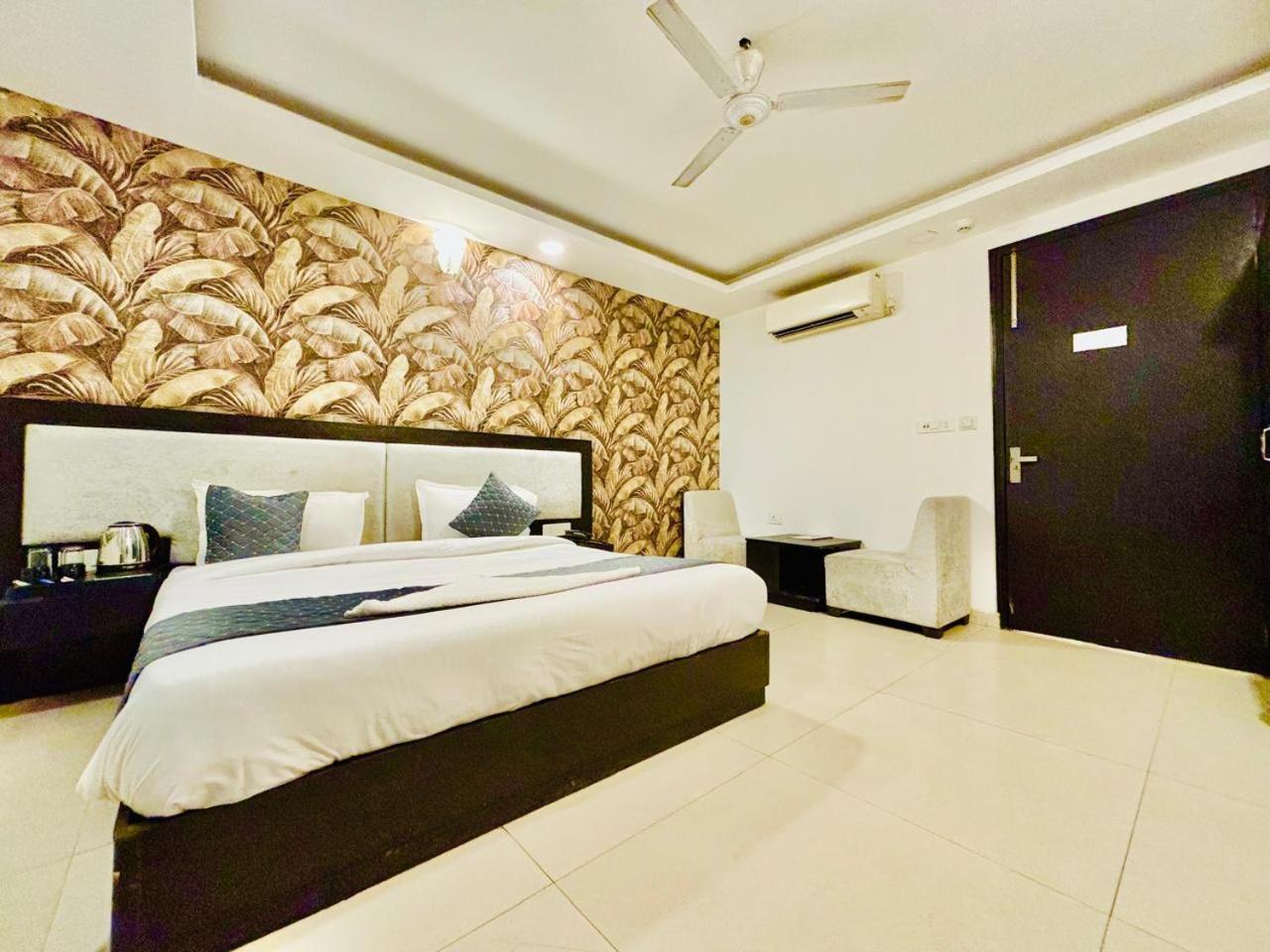 The Bellwood Suites Near Igi Airport Yeni Delhi Dış mekan fotoğraf