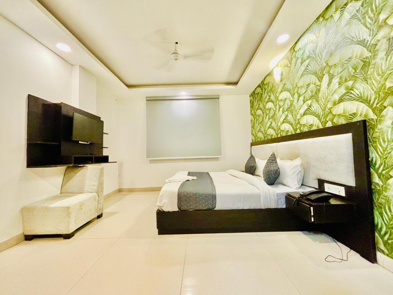 The Bellwood Suites Near Igi Airport Yeni Delhi Dış mekan fotoğraf