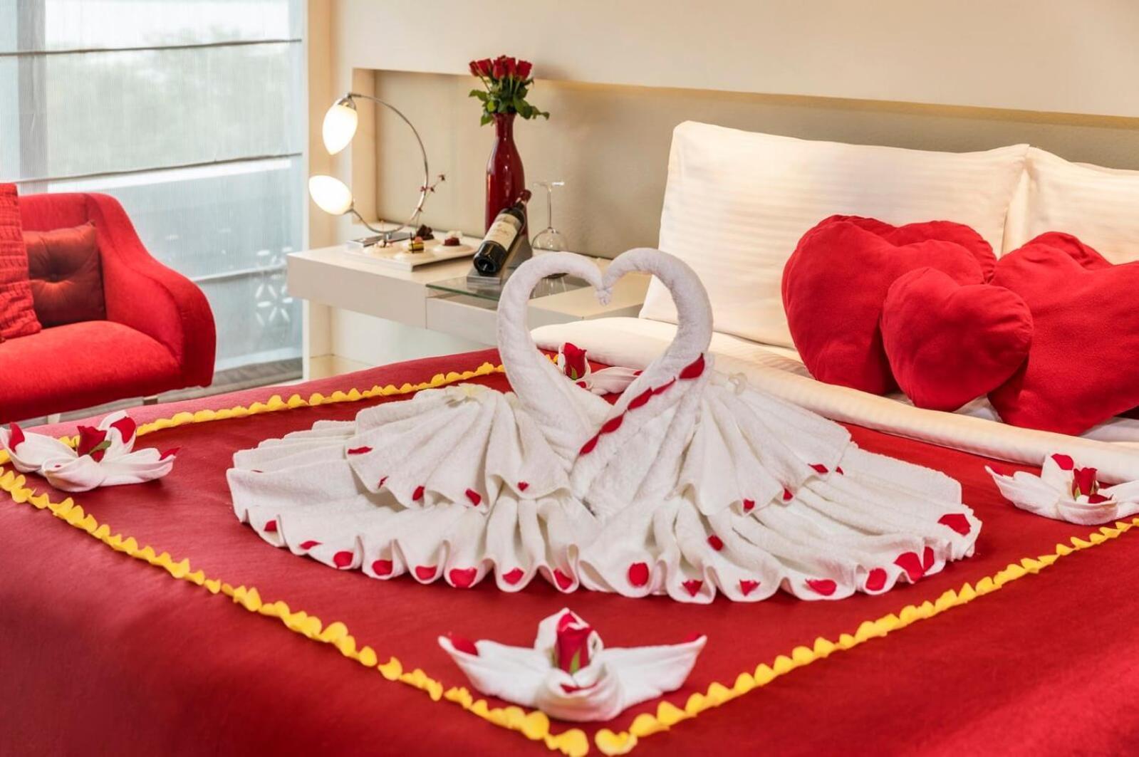 The Bellwood Suites Near Igi Airport Yeni Delhi Dış mekan fotoğraf